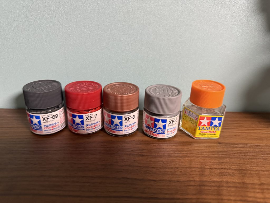 ビン塗料と接着剤ですここら辺は近場の店がタミヤ製品が安いので御用達にしております。そのうちほかのとこにも手を出そうかなと言ったところ