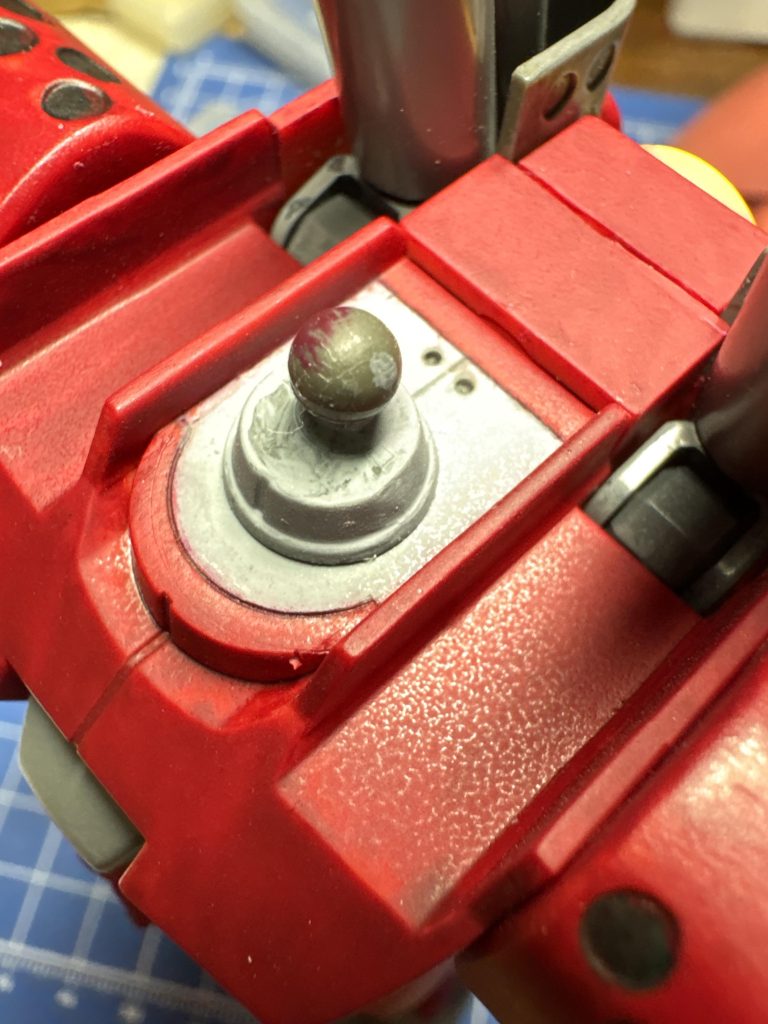 見えなくなっちゃうんですけどね。首周りのスジ彫りと塗り分け。