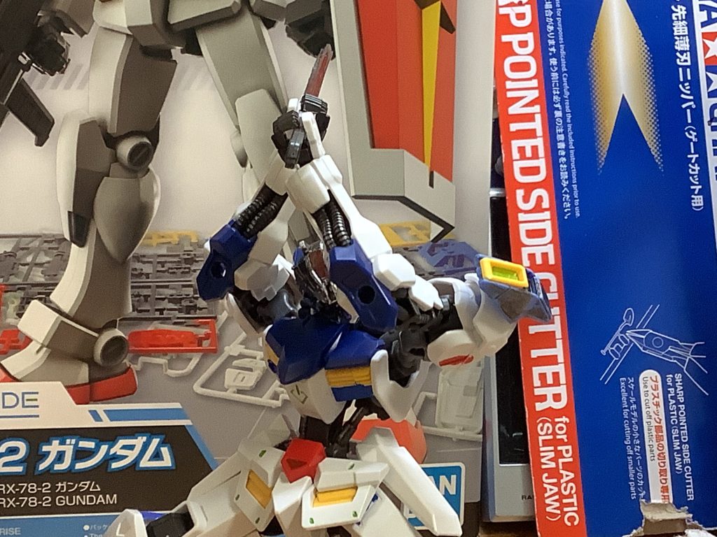 武装　太刀　カゲライテイバルバトスの太刀を改造した武装。バックパックの太陽炉で切れ味が上がっており、その切れ味はGNバズーカから発射されたビームをも斬り裂く。