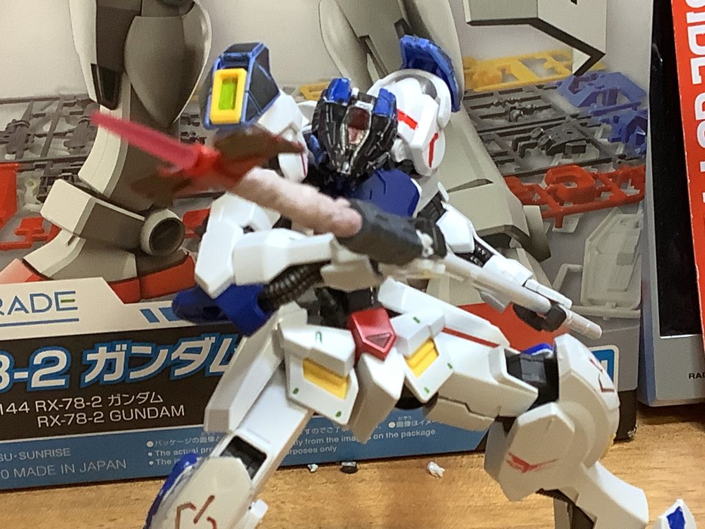 ビーム薙刀リーチが長い武器。敵の装甲を貫くことが可能。