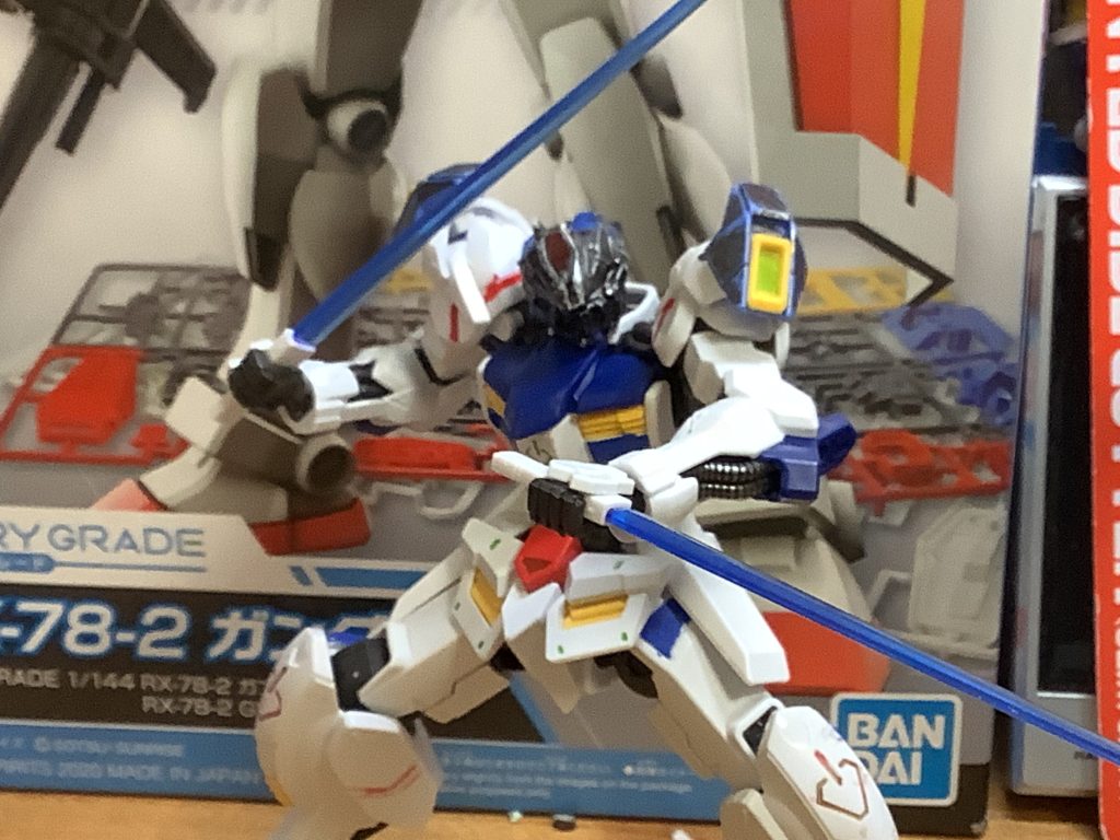 GNビームサーベルマルチサイドアーマーにマウントされている暗器。切れ味が鋭く、敵のフレームごと斬り裂くことも可能。小型ナイフと同じ場所に入っているため、取り出して攻撃するまでどちらかはわからない。