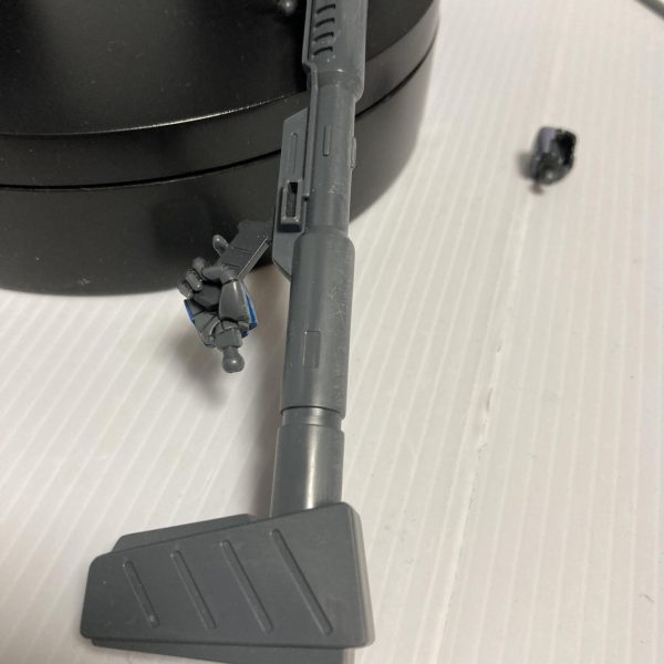 大分完成に近づきたした😊ヒートサーベル、赤やオレンジはちょっと飽きたので😅青に・・・もう少し青白い感じにw吹き過ぎましたwツヴァイ付属のバズなんですが😅同じ型式だと思うのですがケンプと比較するとデカいwとりあえず、接着後にピンバイスで開口。この、デカくてダサいバズ・・マシにするのが今日の課題です✋頑張ります（4枚目）