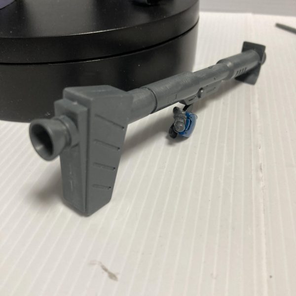 大分完成に近づきたした😊ヒートサーベル、赤やオレンジはちょっと飽きたので😅青に・・・もう少し青白い感じにw吹き過ぎましたwツヴァイ付属のバズなんですが😅同じ型式だと思うのですがケンプと比較するとデカいwとりあえず、接着後にピンバイスで開口。この、デカくてダサいバズ・・マシにするのが今日の課題です✋頑張ります（5枚目）