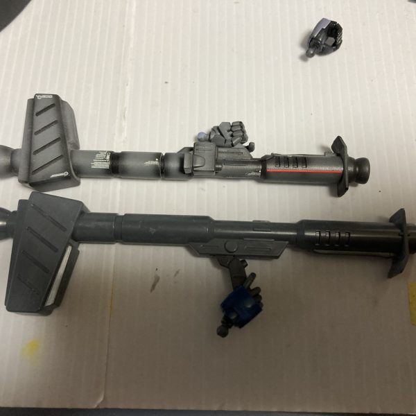 大分完成に近づきたした😊ヒートサーベル、赤やオレンジはちょっと飽きたので😅青に・・・もう少し青白い感じにw吹き過ぎましたwツヴァイ付属のバズなんですが😅同じ型式だと思うのですがケンプと比較するとデカいwとりあえず、接着後にピンバイスで開口。この、デカくてダサいバズ・・マシにするのが今日の課題です✋頑張ります（3枚目）