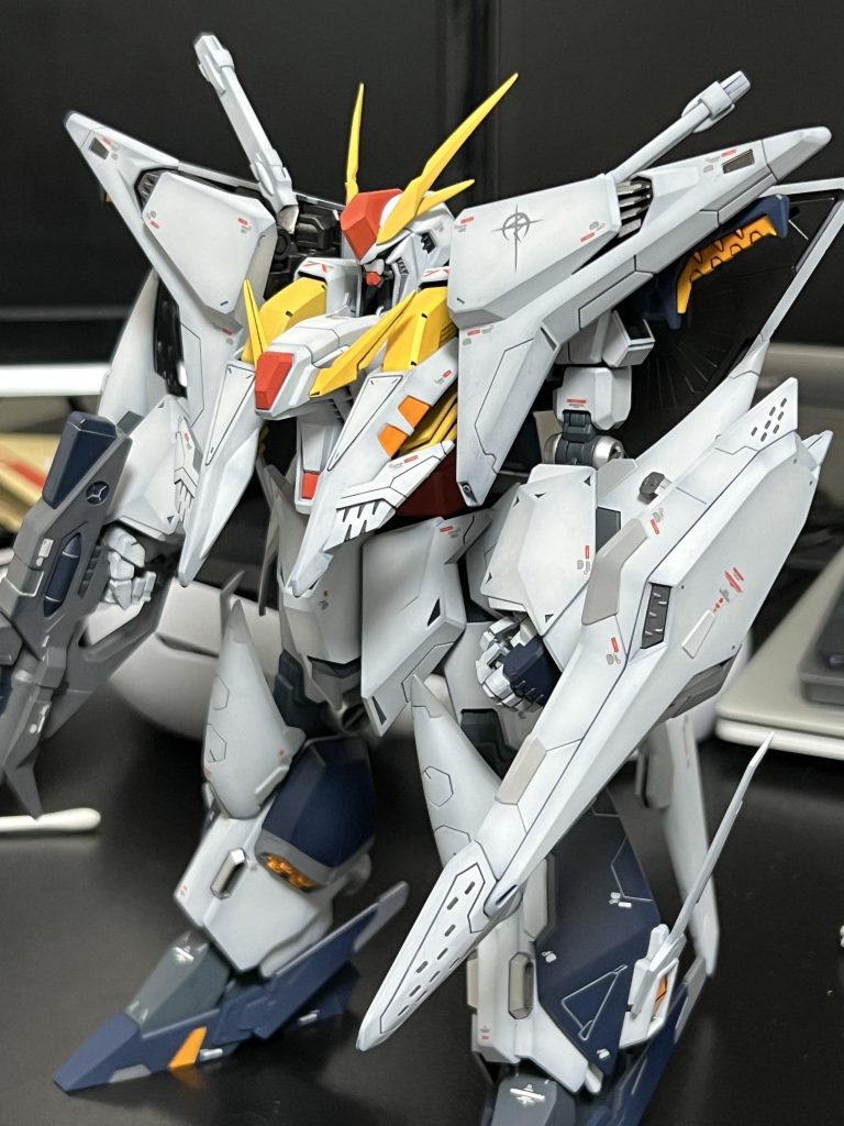 頑張ったポイントアンテナや一部パーツのシャープ化合わせ目消しマスキングテープなどを使っての塗り分け