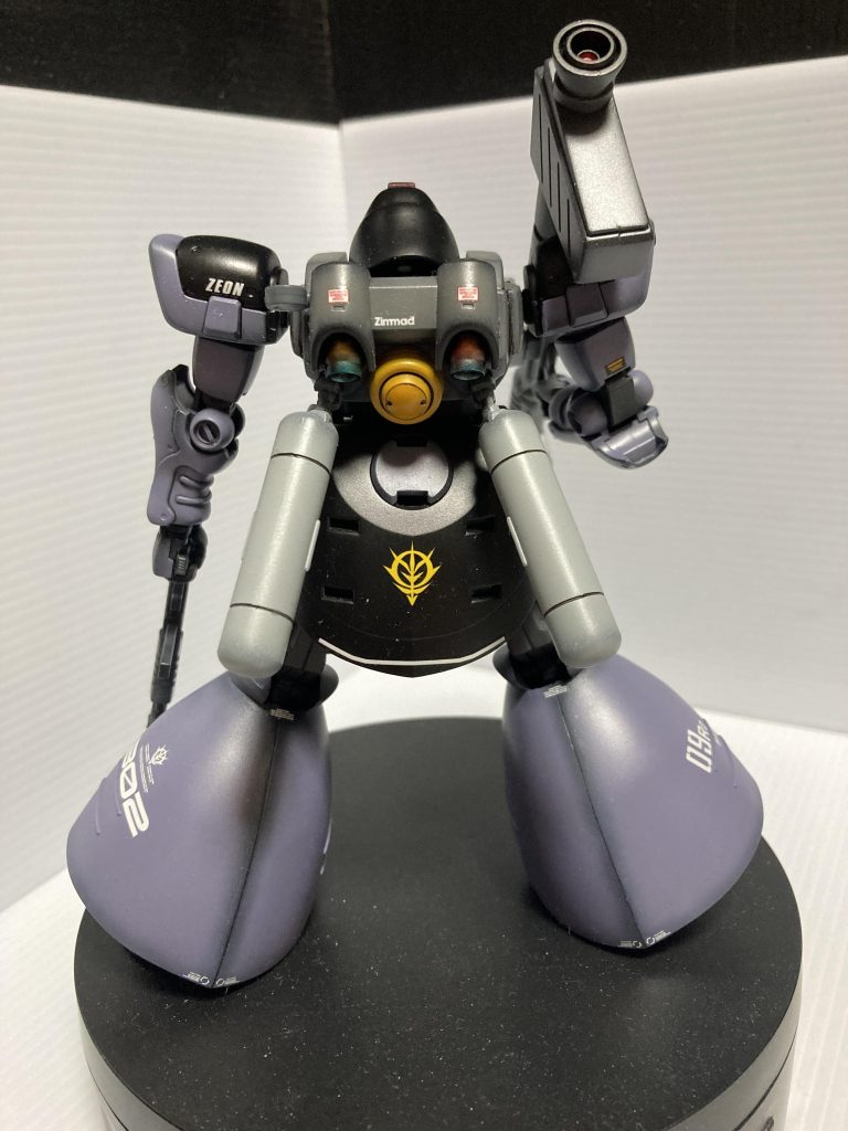 後ろ。プロペントタンクはボールジョイントで脱着、可動式。