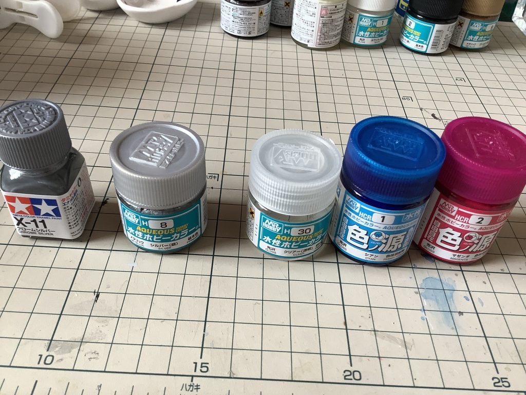 キャンディ塗装は、下地に隠蔽力のあるエナメルのクロームシルバー、その上にギラギラ感のあるシルバー、最後に青はクリアーに色の源シアン、濃い青はシアンにマゼンタ。