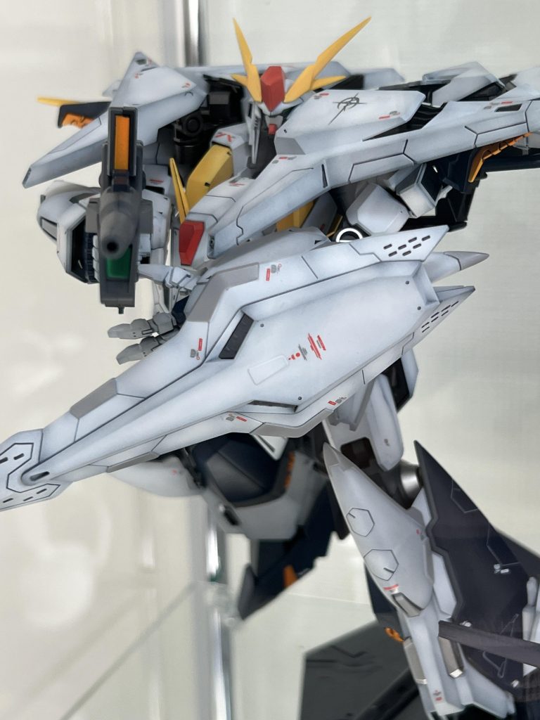 ロボット魂のΞガンダムのビームライフルを構えているポーズがカッコよくて再現しようとしましたが可動域、腕の長さ的にこれが限界。