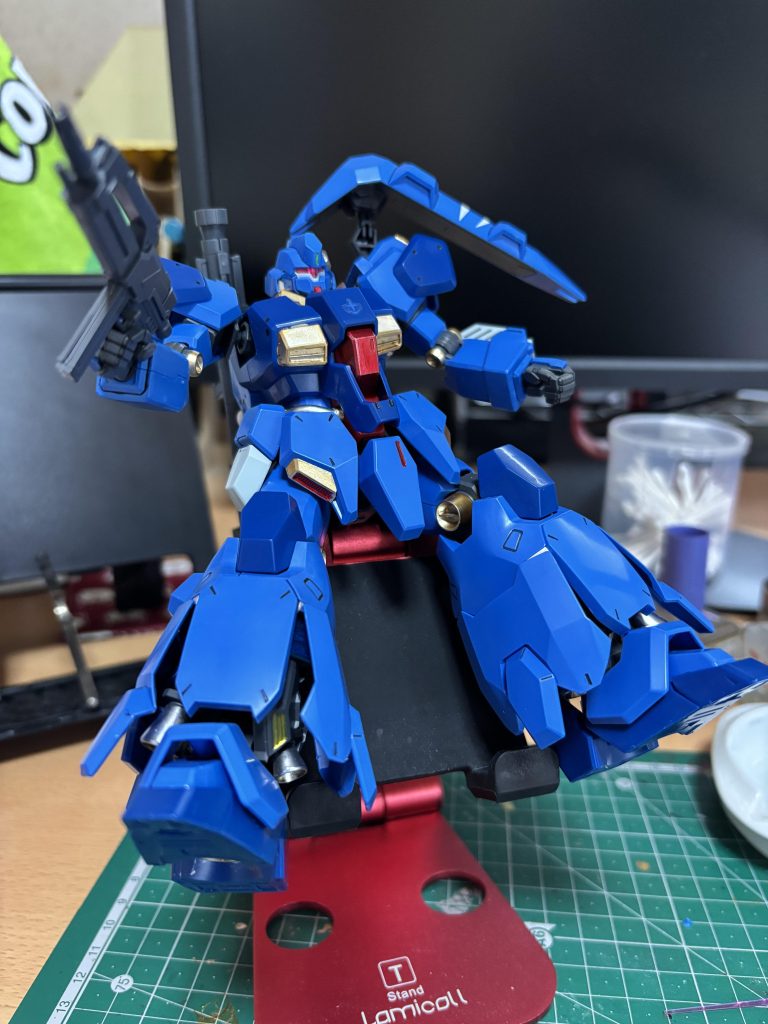 脚部のアーマー展開してバーニアが見えます。このキット、あまり興味なかったけど作ったらけっこうかっこよく気にいってます