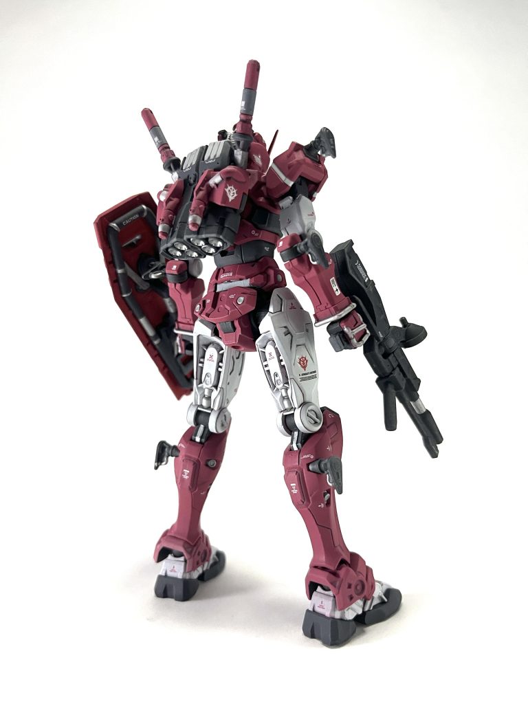 メインカラーはモデルカステンの東雲レッド。クレオスのファントムグレー。