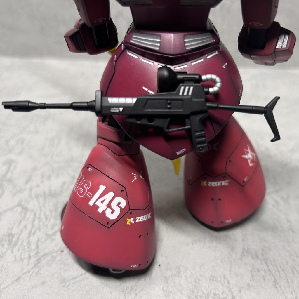 背部のスカートにはネオジム磁石を埋め込んでビームライフルをマウントできるようにしています！