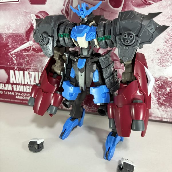 今回は新たなガンダムフレーム機の進捗具合の投稿です。主に両肩・両腕を変更して［力強さ］を強調できるよう大型化しました。ハンドパーツは1/100のキュリオスから拝借して接続する予定です。基本武装は両腕（パイルバンカー計6問、機銃計4問、スクリューフィストというてんこ盛り）になります。まさにステゴロ機体…w。まぁMAと殴り合うのが前提ですから、これくらい盛らないと勝てないよねっていう脳筋思考で突っ走ってます。胸部や下半身の改造は、今の改造が終わってから着手します。（2枚目）