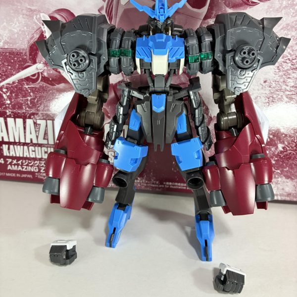 今回は新たなガンダムフレーム機の進捗具合の投稿です。主に両肩・両腕を変更して［力強さ］を強調できるよう大型化しました。ハンドパーツは1/100のキュリオスから拝借して接続する予定です。基本武装は両腕（パイルバンカー計6問、機銃計4問、スクリューフィストというてんこ盛り）になります。まさにステゴロ機体…w。まぁMAと殴り合うのが前提ですから、これくらい盛らないと勝てないよねっていう脳筋思考で突っ走ってます。胸部や下半身の改造は、今の改造が終わってから着手します。（3枚目）