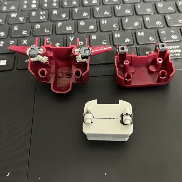 肩軸を切り離し、内部にボールデン中を埋め込み。腹部は下から入れられるように後ハメ加工。