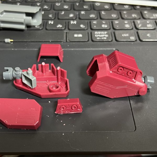 ショルダーランチャーを塗り分けのため切り離し。合わせ目は段落ちモールドとする。2連ビームキャノン、11連ミサイルポッドの接続にはボールデン中を使用。