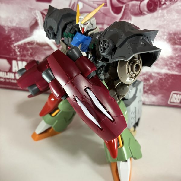 脚部とかの改造アイデアが浮かんだので、ジャンクパーツを漁っていったら、ガンダム・フレーム部分がボディのみになっちゃいましま。今の所の設定では、［本機はデブリ帯にて調査班が四肢欠損・大破状態で発見しサルベージ、解析された厄祭戦時代の機体データや戦闘データを元に、当時の性能の約9割を発揮可能にした超近接特化型モビルスーツ］の為問題はないんですが、いずれはこうなる前の素の状態も作ってみたいものです（普通は逆なんですけどネ）腰部に新たに装備した大型クローアーム（仮称）をルプスレクスやハシュマル同様、超硬ワイヤーで飛ばして近・中距離戦で無類の強さを発揮できます。掠っただけでもアウトな腕が計4つもあるとか、敵側からしたら怖すぎるって💦この調子でMA殺意高杉なガンダム・フレームを作っていきますので乞うご期待💪（2枚目）