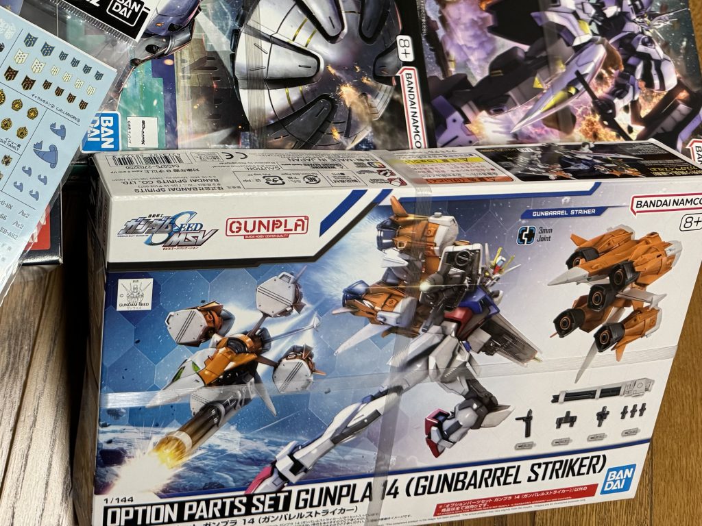 制作工程のご紹介…は特に語ることは無いので作った経緯などを少し…昨年末の内輪での積みプラ交換会にてガンバレルストライカーセットをいただきました。交換会で貰ったプラモデルを作って次年の展示会で展示する決まりがあったので何を作ろうかと考えた時にちょうど白いガンダムを作っていた最中だったので、3mmジョイントを活かして「赤いガンダムのビット」に対して「ガンバレルを搭載した白いガンダム」っていうのは面白いのでは？と思い、形にしてみました。　