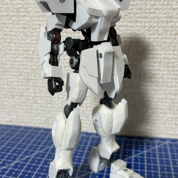 ご覧いただきありがとうございます。こちらはガンダム・アスタロトをベースとしたオリガン、G-F(x)になります。読み方はジー エフ エックスとしています。現在は大まかな形を作っている段階です。脚部、腰部、肩部、胸部の装甲は出来上がっています。腕部、足を作り終えたら傷を埋めるなど、できる範囲の修正をしたいと考えているところです。拙いですが、よければ見守ってください。（2枚目）