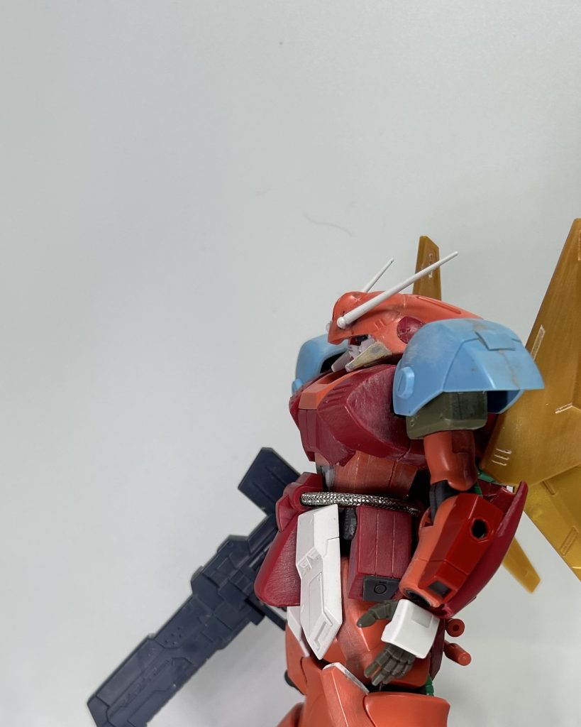 頭部。加工したAGE1の頭にマラサイのヘルメットを被せてます。顎を延長したり、ヘルメットの頬をプラ板とパテで延長しました。アンテナはガンダムMkⅤの余剰のアンテナから。裏はなんか適当に埋めました。この時点ではまだフェイスパーツは作ってません。ギラ・ズールのフェイスパーツを加工しました。胴体。基本は以前作ったマラサイの時とほぼ同じです。