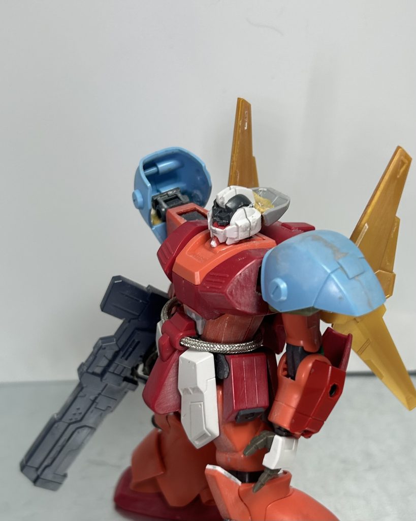 中身はかなり適当。どうせ見えなくなる部分なので。腕部。肩はどちらも肩アーマー取り付けを軸の方に変更。…マラサイは以前作ったのも合わせて3機…あともう1機はまだ加工中…。シールドを前腕に付けたかったんで、ゲルググのシールドジョイントを取り付けました。肩アーマーの取り付けは新しくジョイントをでっち上げて取り付けてます。後、微妙に分かりにくいですが、胴体と腕を繋ぐポリキャップを少し短くして圧着感を多少出しました。腰部。基本は以前作った(ryフロントアーマーをハイニューのものに、動力パイプはメッシュパイプに変更。リアアーマーにビームサーベルをマウントしたかったので、形状を変更しました。プラパイプを仕込んでスタンドに取り付けることができるようにしました。