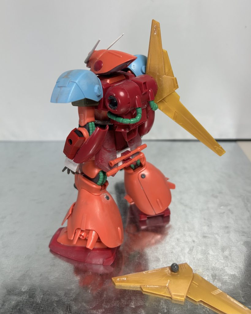 脚部。基本は(ry。&nbsp;バックパック。当初はバックパックはそのままの予定でしたが、何か寂しかったので百式のウイングバインダーを装備しました。ボールジョイント接続なのである程度動きます。あと、ボールデンアームズのボールジョイントなのでやろうと思えば色んなパーツを付けることも想定してます。作ってませんが。