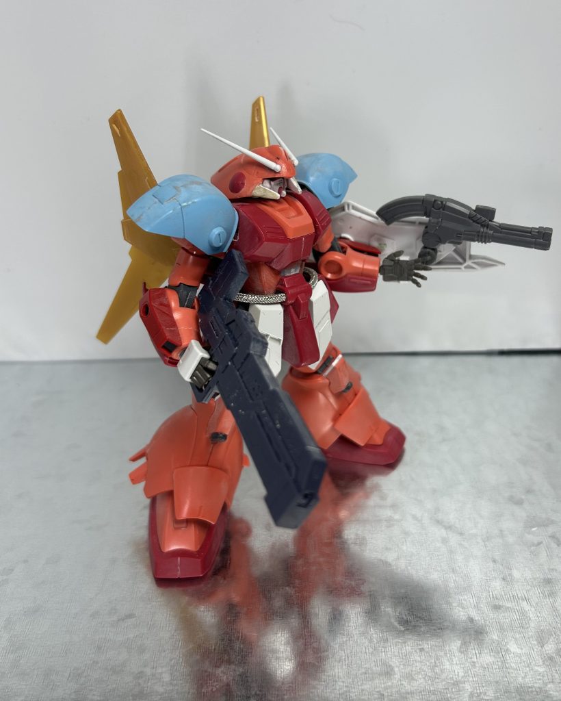 武器。ライフルは多分コトブキヤのフレームアームズシリーズのどれかから流用。シールドはザクウォーリアーのシールドを加工しました。グレネードランチャーはオリジンの方のガンダムのキャノンからのそのまま持ってきました。