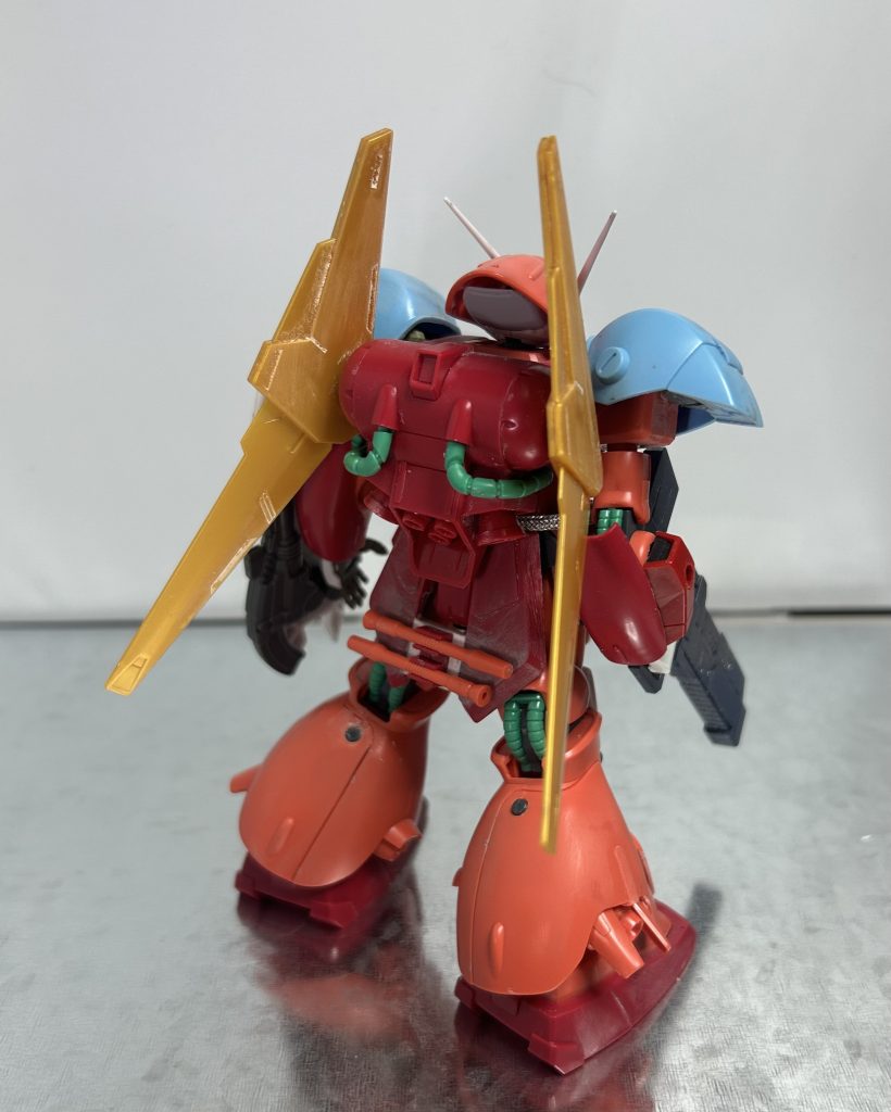 バックショット。シルエットはマラサイから大きく変えないように気遣いながら作りました。