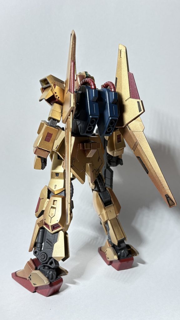 今回使ったゴールド塗料はMr.カラースーパーリッチゴールドの一色だけで、下地をグレーとメタリックレッドの2つに分けることで発色の差を付けてゴールド塗装のメリハリを付けています。ワンポイントで見えるレッドはその下地を残した塗り分けです!ふくらはぎと太もも部分を見比べるとふくらはぎの方が少し鮮やかに発色してるんです。他の部分でもこの彩度の違いが見える仕上がりにしています(まぁ微々たる差ですが...)