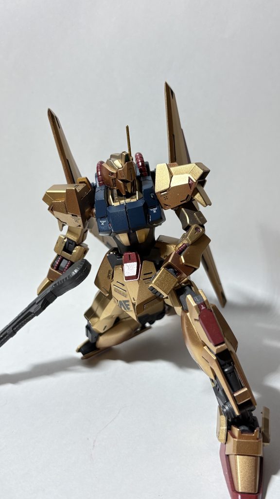 ゴールド塗装するにあたって陰陽がハッキリした仕上がりを目標にエッジ出し、整面処理は気を遣って制作しました。