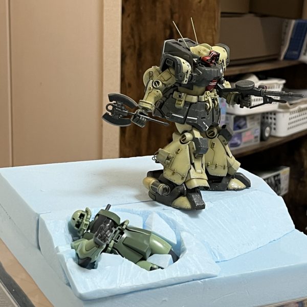 スタイロフォームを切り出してレイアウトの確認です。ただの砂漠では芸が無いと思い、朽ち果てて砂に埋もれたザクを配置する事にしました。61式とワッパ目当てで購入した「イグルー重力戦線キット」…その中で行き場を完全に失っていたザクに活躍の場がようやく出来ました😅一年戦争時に大破放棄され数年経過している設定です。「砂原や…兵（つわもの）どもが夢の後…」って感じでダグラム並みに朽ちてもらおうと思います。ドムの背後は砂煙の為にスペースを空けています。皆さんのアドバイスでドラッグストアにて自然素材の綿を入手できました。ありがとうございました😊（4枚目）
