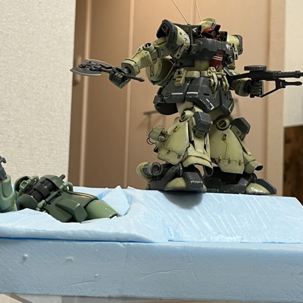 スタイロフォームを切り出してレイアウトの確認です。ただの砂漠では芸が無いと思い、朽ち果てて砂に埋もれたザクを配置する事にしました。61式とワッパ目当てで購入した「イグルー重力戦線キット」…その中で行き場を完全に失っていたザクに活躍の場がようやく出来ました😅一年戦争時に大破放棄され数年経過している設定です。「砂原や…兵（つわもの）どもが夢の後…」って感じでダグラム並みに朽ちてもらおうと思います。ドムの背後は砂煙の為にスペースを空けています。皆さんのアドバイスでドラッグストアにて自然素材の綿を入手できました。ありがとうございました😊（2枚目）