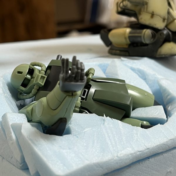 スタイロフォームを切り出してレイアウトの確認です。ただの砂漠では芸が無いと思い、朽ち果てて砂に埋もれたザクを配置する事にしました。61式とワッパ目当てで購入した「イグルー重力戦線キット」…その中で行き場を完全に失っていたザクに活躍の場がようやく出来ました😅一年戦争時に大破放棄され数年経過している設定です。「砂原や…兵（つわもの）どもが夢の後…」って感じでダグラム並みに朽ちてもらおうと思います。ドムの背後は砂煙の為にスペースを空けています。皆さんのアドバイスでドラッグストアにて自然素材の綿を入手できました。ありがとうございました😊（3枚目）