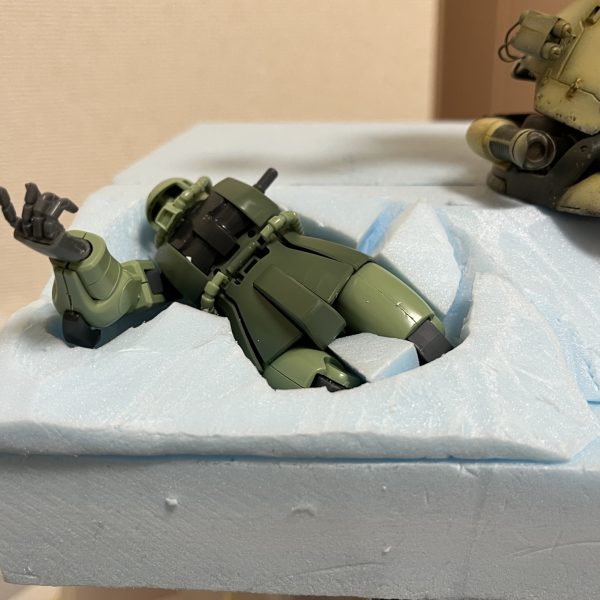 スタイロフォームを切り出してレイアウトの確認です。ただの砂漠では芸が無いと思い、朽ち果てて砂に埋もれたザクを配置する事にしました。61式とワッパ目当てで購入した「イグルー重力戦線キット」…その中で行き場を完全に失っていたザクに活躍の場がようやく出来ました😅一年戦争時に大破放棄され数年経過している設定です。「砂原や…兵（つわもの）どもが夢の後…」って感じでダグラム並みに朽ちてもらおうと思います。ドムの背後は砂煙の為にスペースを空けています。皆さんのアドバイスでドラッグストアにて自然素材の綿を入手できました。ありがとうございました😊（5枚目）