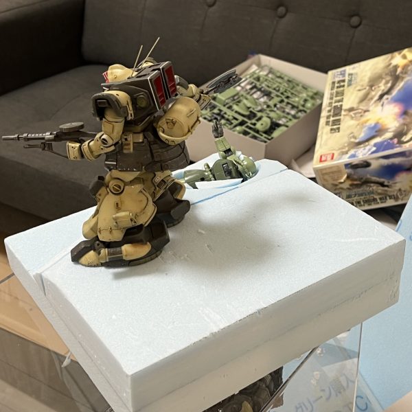 スタイロフォームを切り出してレイアウトの確認です。ただの砂漠では芸が無いと思い、朽ち果てて砂に埋もれたザクを配置する事にしました。61式とワッパ目当てで購入した「イグルー重力戦線キット」…その中で行き場を完全に失っていたザクに活躍の場がようやく出来ました😅一年戦争時に大破放棄され数年経過している設定です。「砂原や…兵（つわもの）どもが夢の後…」って感じでダグラム並みに朽ちてもらおうと思います。ドムの背後は砂煙の為にスペースを空けています。皆さんのアドバイスでドラッグストアにて自然素材の綿を入手できました。ありがとうございました😊（7枚目）