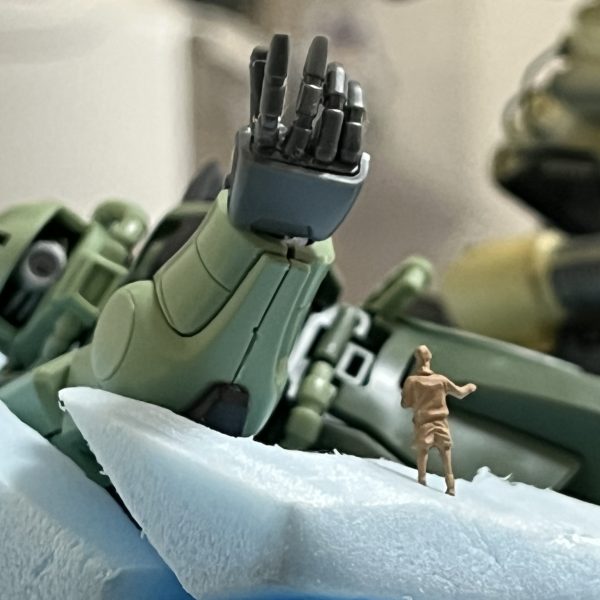 フィギュアを立ててみました。このアングルだと砂に埋まってる様に見えますかね？モビルスーツの巨大感を演出できるのでフィギュアは何らかの形で盛り込みたいですね😁なんだかワクワクしてきました😊（2枚目）