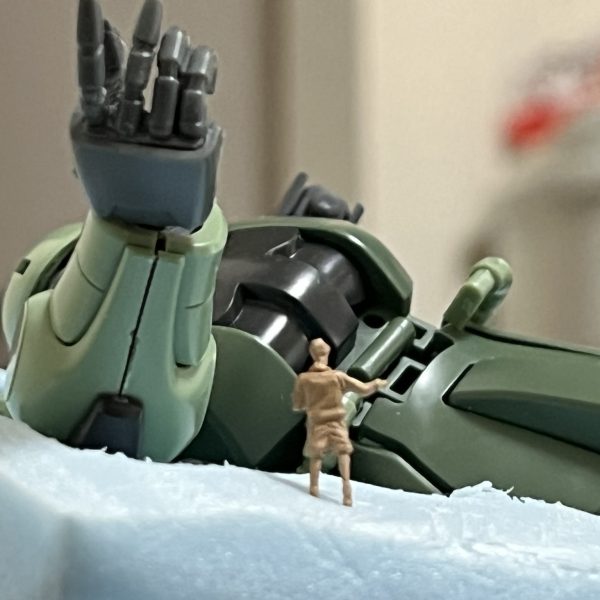 フィギュアを立ててみました。このアングルだと砂に埋まってる様に見えますかね？モビルスーツの巨大感を演出できるのでフィギュアは何らかの形で盛り込みたいですね😁なんだかワクワクしてきました😊（4枚目）