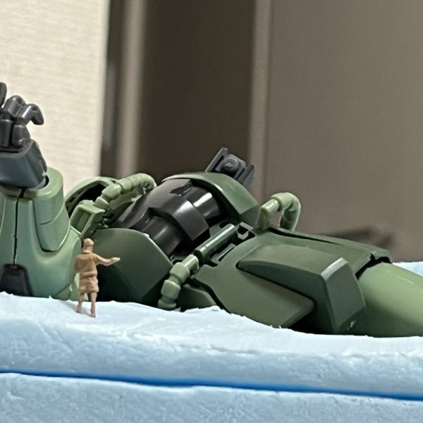 フィギュアを立ててみました。このアングルだと砂に埋まってる様に見えますかね？モビルスーツの巨大感を演出できるのでフィギュアは何らかの形で盛り込みたいですね😁なんだかワクワクしてきました😊（3枚目）