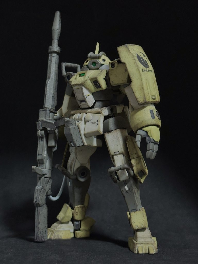 錆と埃が似合う旧世代型デミトレーナーのカスタム機。狙撃用の大型ビームライフルを装備。