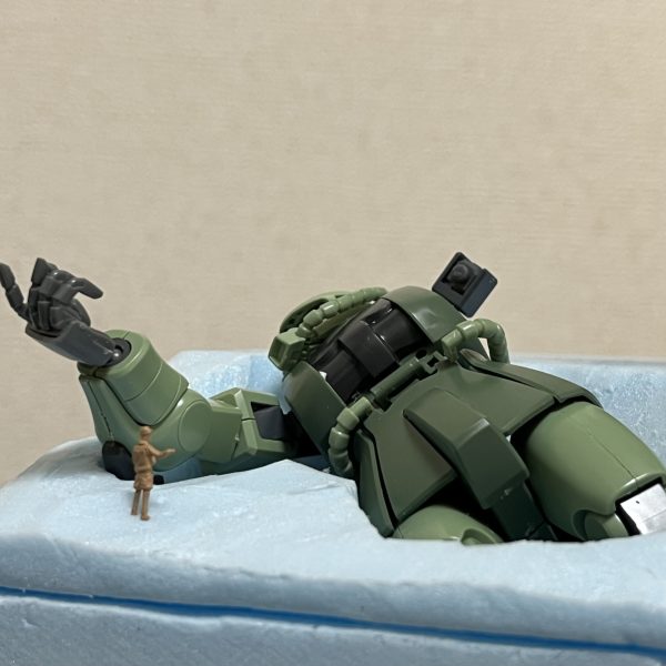 フィギュアを立ててみました。このアングルだと砂に埋まってる様に見えますかね？モビルスーツの巨大感を演出できるのでフィギュアは何らかの形で盛り込みたいですね😁なんだかワクワクしてきました😊（6枚目）
