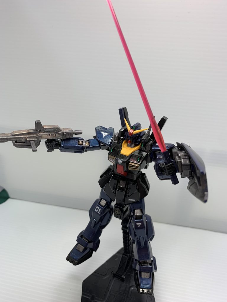 左手にビームサーベルを持たせました。