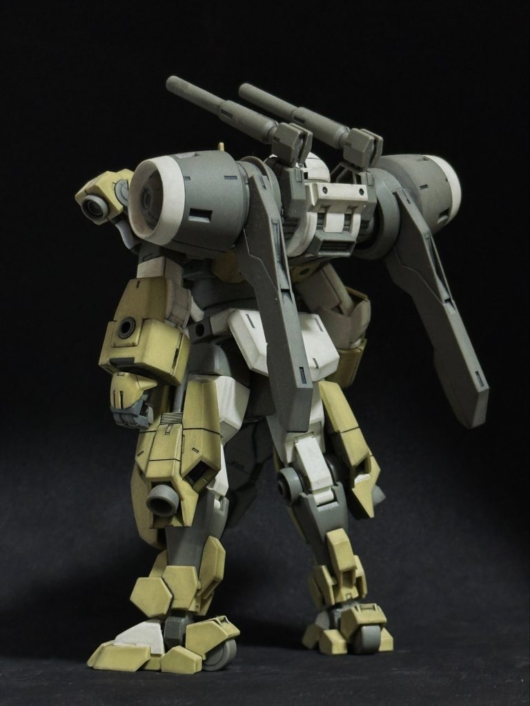 成形色仕上げです。たぶんロールアウト直後なので、軽くエッジを強調するだけの簡単フィニッシュ。足首の目立つ肉抜きは塞いでいます。