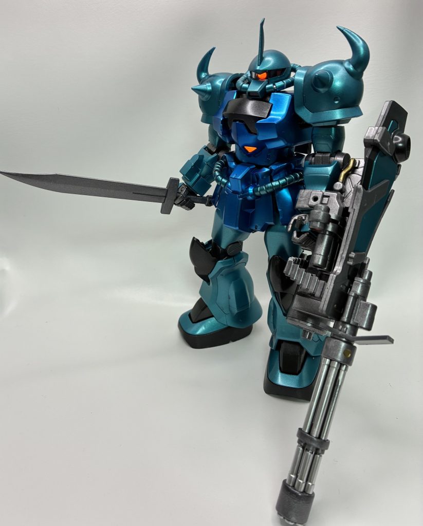 コックピットとモノアイは蛍光塗料でビコーンするように！