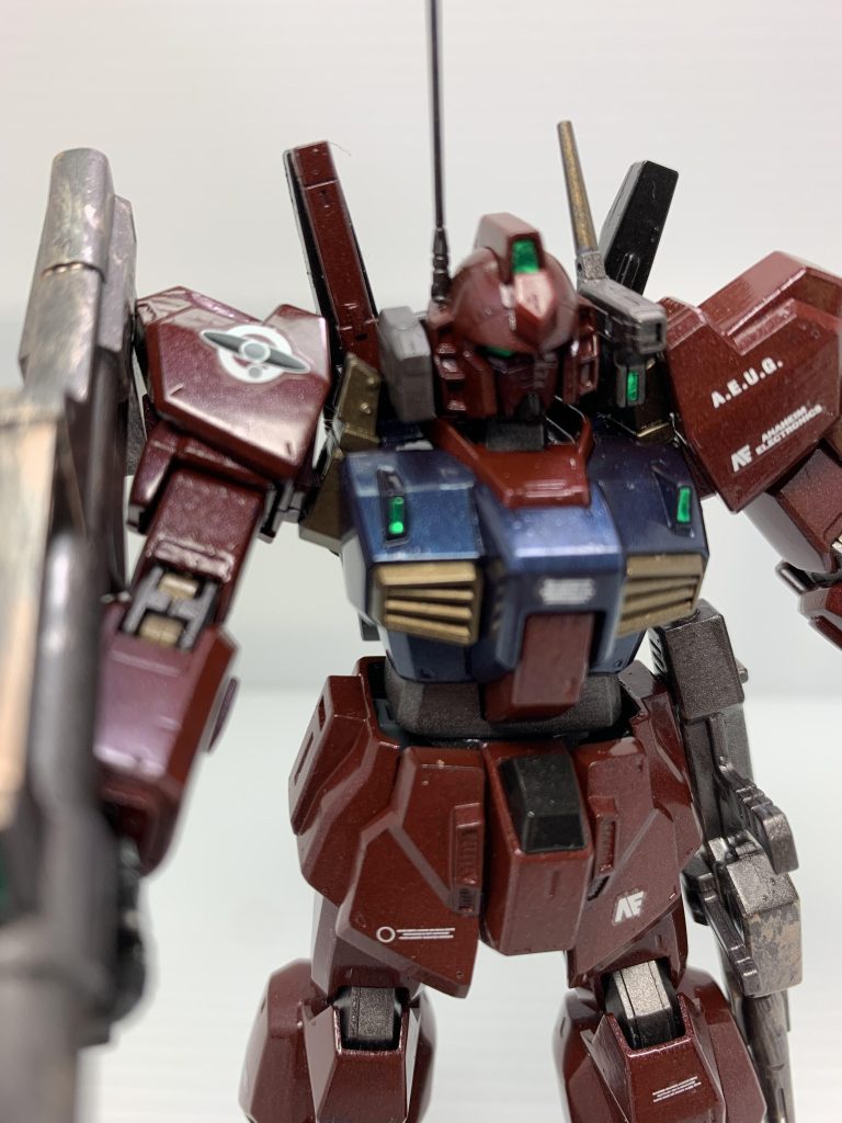 ブレードアンテナはなんとなくクワトロ大尉らしくない感じがしたので外しました。代わりに頭部後方にアンテナを設置しました。