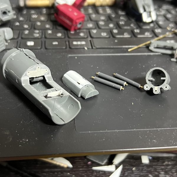 ツインビームシリンダー右側の砲身は全て一体化していたので切り離してプラ板積層と3ミリランナーで再生。隙間はパテで埋め。切り離したことで腕側の筒に後ハメすることも可能に。（2枚目）