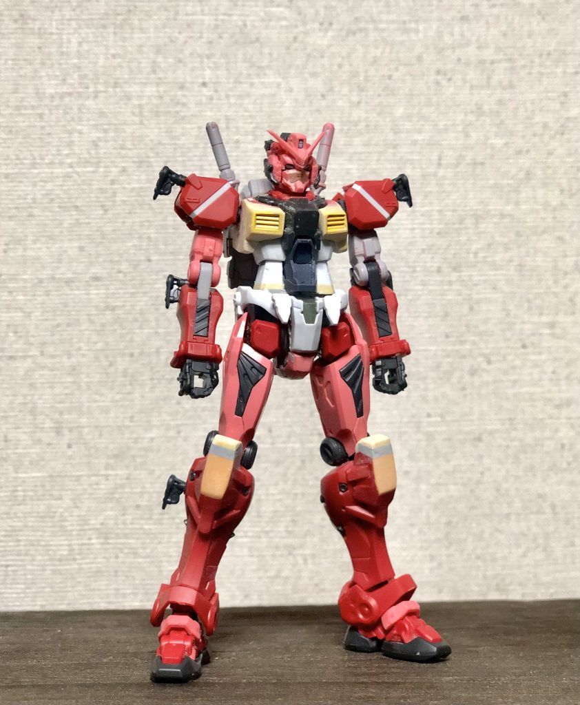 加工最初期はこちら軽キャノンのまま手足を組み替えるだけの方を多く見受けられるけど、個人的に華奢な胴体にマッシブな手足はバランスが悪く感じたので、違和感を解消してます具体的に特に太ももが軽キャノンが太く短く、赤いガンダムが細く長いので太ももは赤いガンダムに変えたり、膝が軽キャノンのままだと短く前に飛び出したデザインになってるので形状を変化させる等々してます