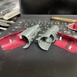 ツインビームシリンダー装備時・収納時ともにずり落ちてしまうので、カバー側にストッ[…]