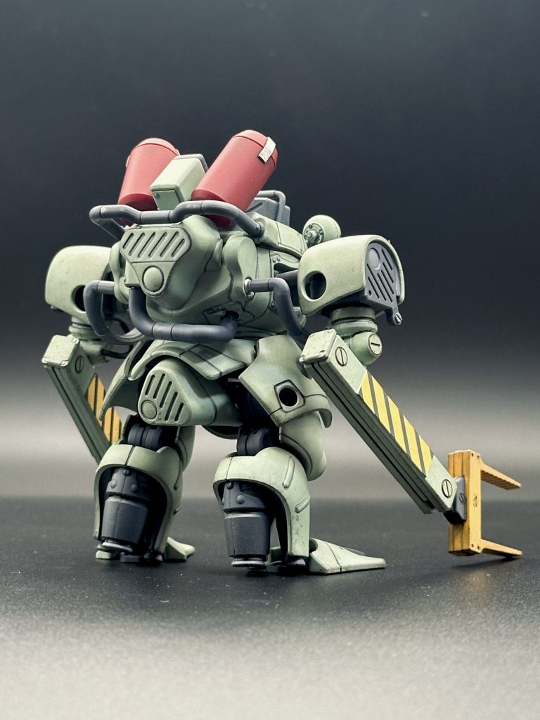 こちらはいわゆるザク色で筆塗り全塗装、トラ線はシール。リーア軍仕様より気持ち多めに汚しました。