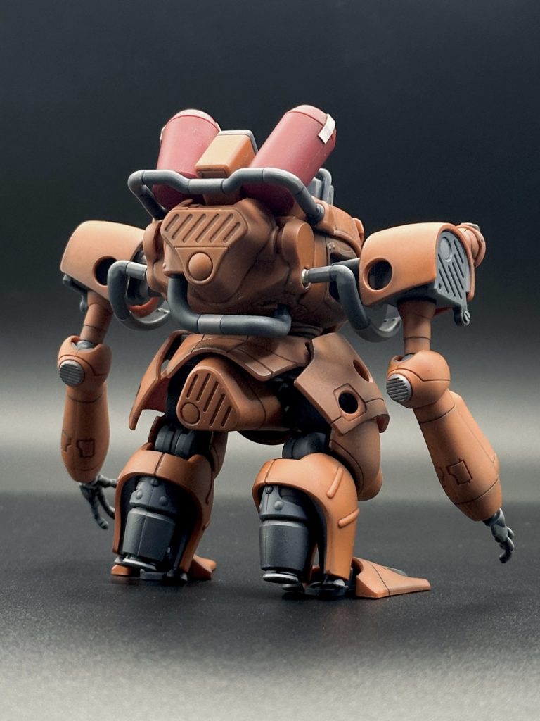 成形色仕上げでグレーのパーツと前照灯ガードをピンポイントで部分塗装。