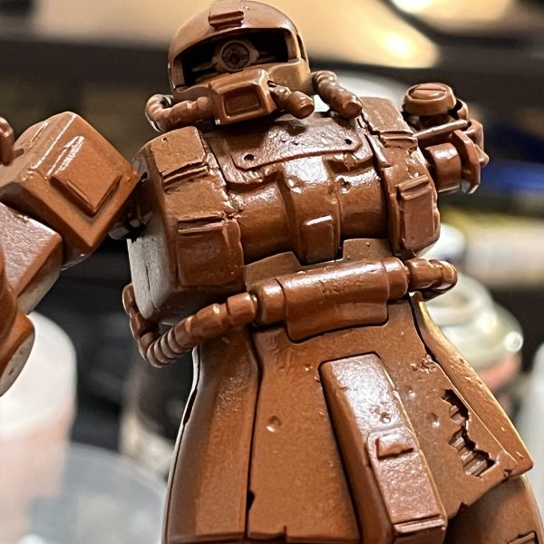 ダメージ痕を加工しサフ吹いた後は、上から基本色を薄く塗装して行けば、なんとなく朽ちた感じにはなりそうです。しかし、塗装する前に地面に半分埋めないと…ですね😅（5枚目）