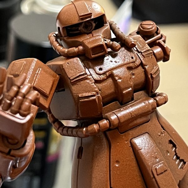 ダメージ痕を加工しサフ吹いた後は、上から基本色を薄く塗装して行けば、なんとなく朽ちた感じにはなりそうです。しかし、塗装する前に地面に半分埋めないと…ですね😅（6枚目）